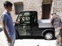  Elektromobil Selvo S2.DCH s mužem opírajícím se o vozidlo na předváděcí akci v Přistoupimi